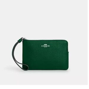 💚Coach New Shamrock Green corner zip Wristlet